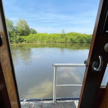 Dutch Cruiser Ship On A Tranquil Secluded River Tonbridge Eksteriør bilde