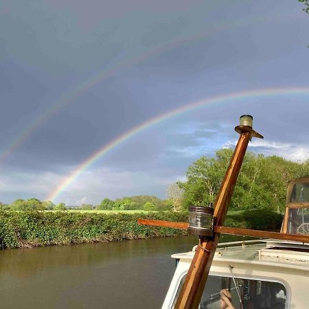 Dutch Cruiser Ship On A Tranquil Secluded River Tonbridge Eksteriør bilde