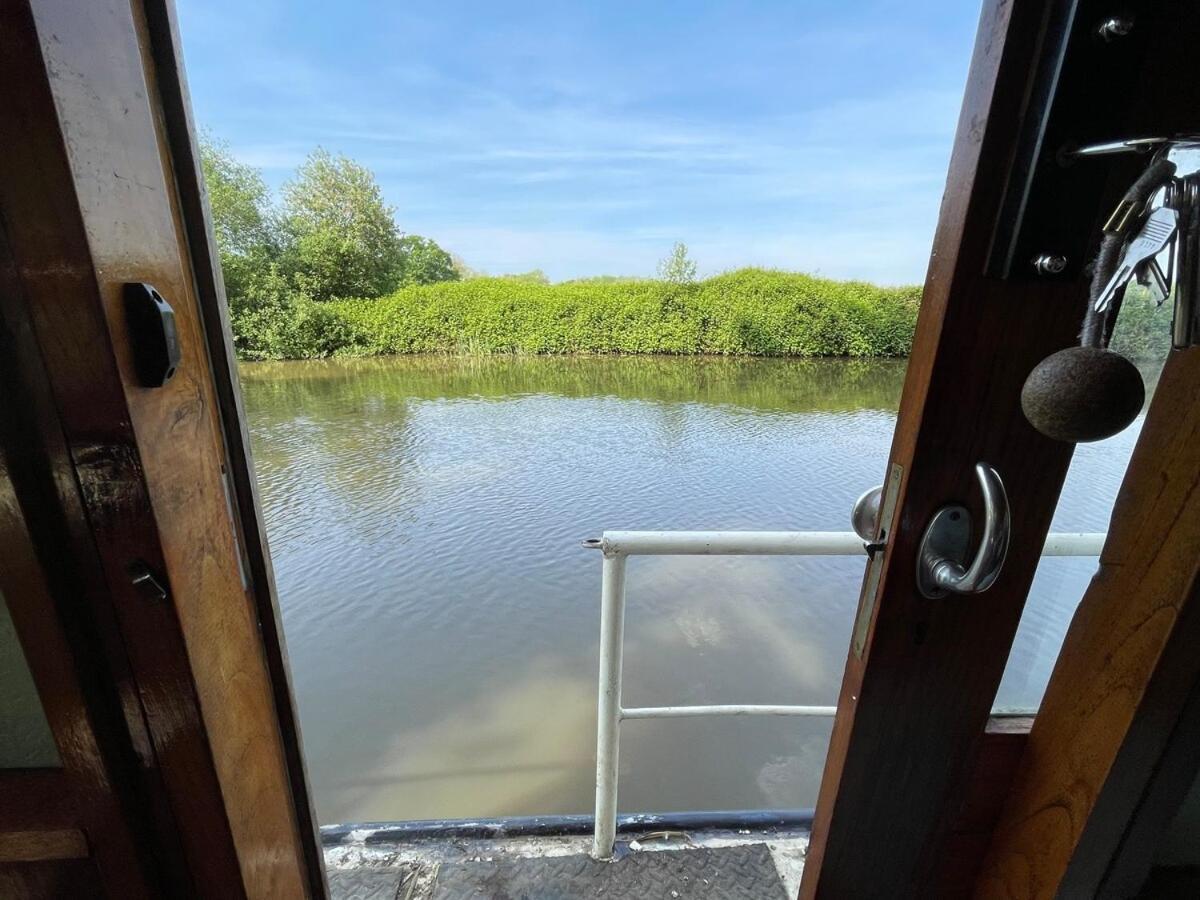 Dutch Cruiser Ship On A Tranquil Secluded River Tonbridge Eksteriør bilde