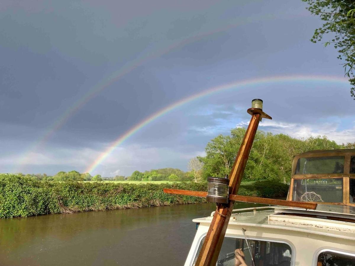Dutch Cruiser Ship On A Tranquil Secluded River Tonbridge Eksteriør bilde