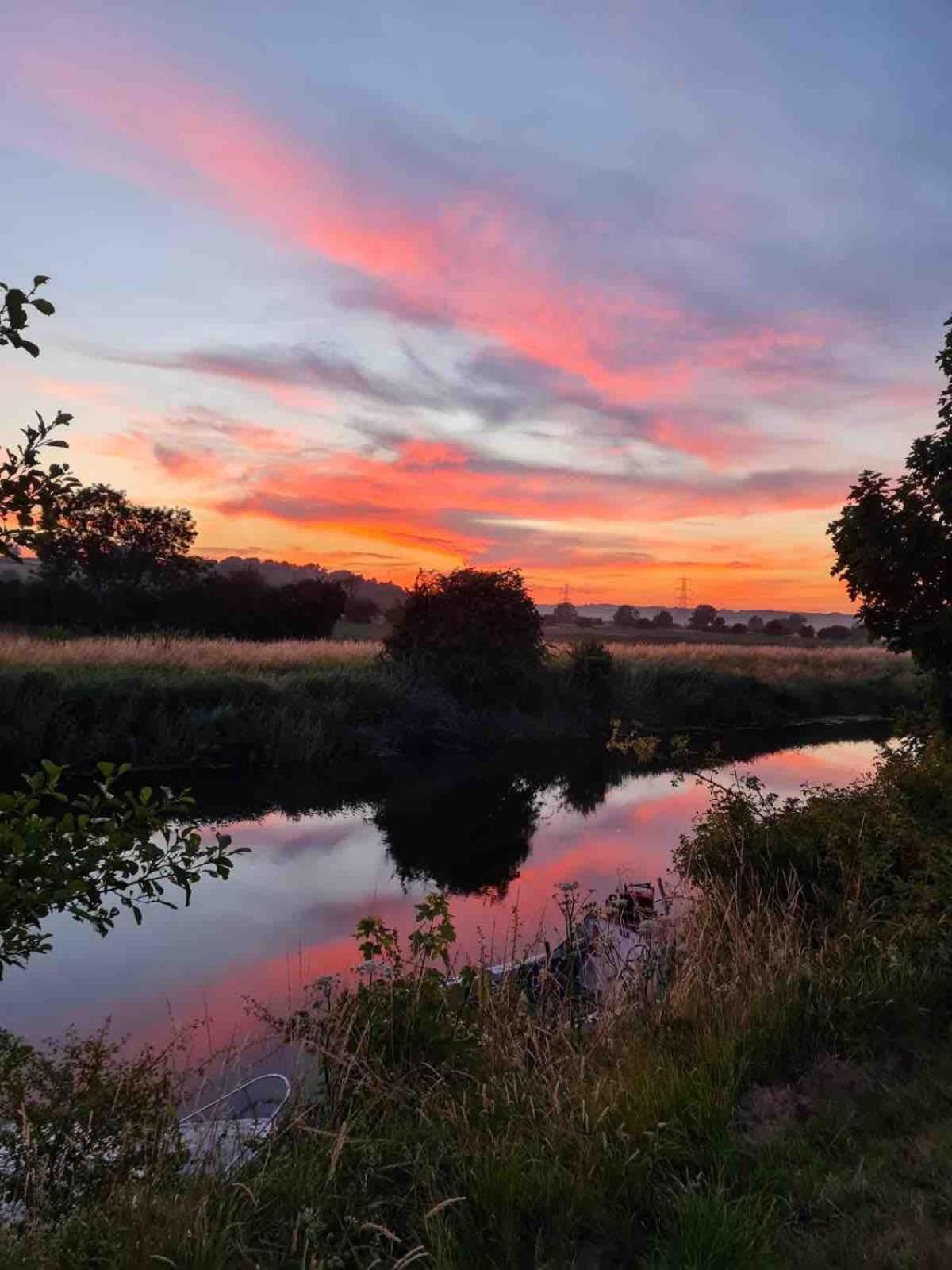Dutch Cruiser Ship On A Tranquil Secluded River Tonbridge Eksteriør bilde