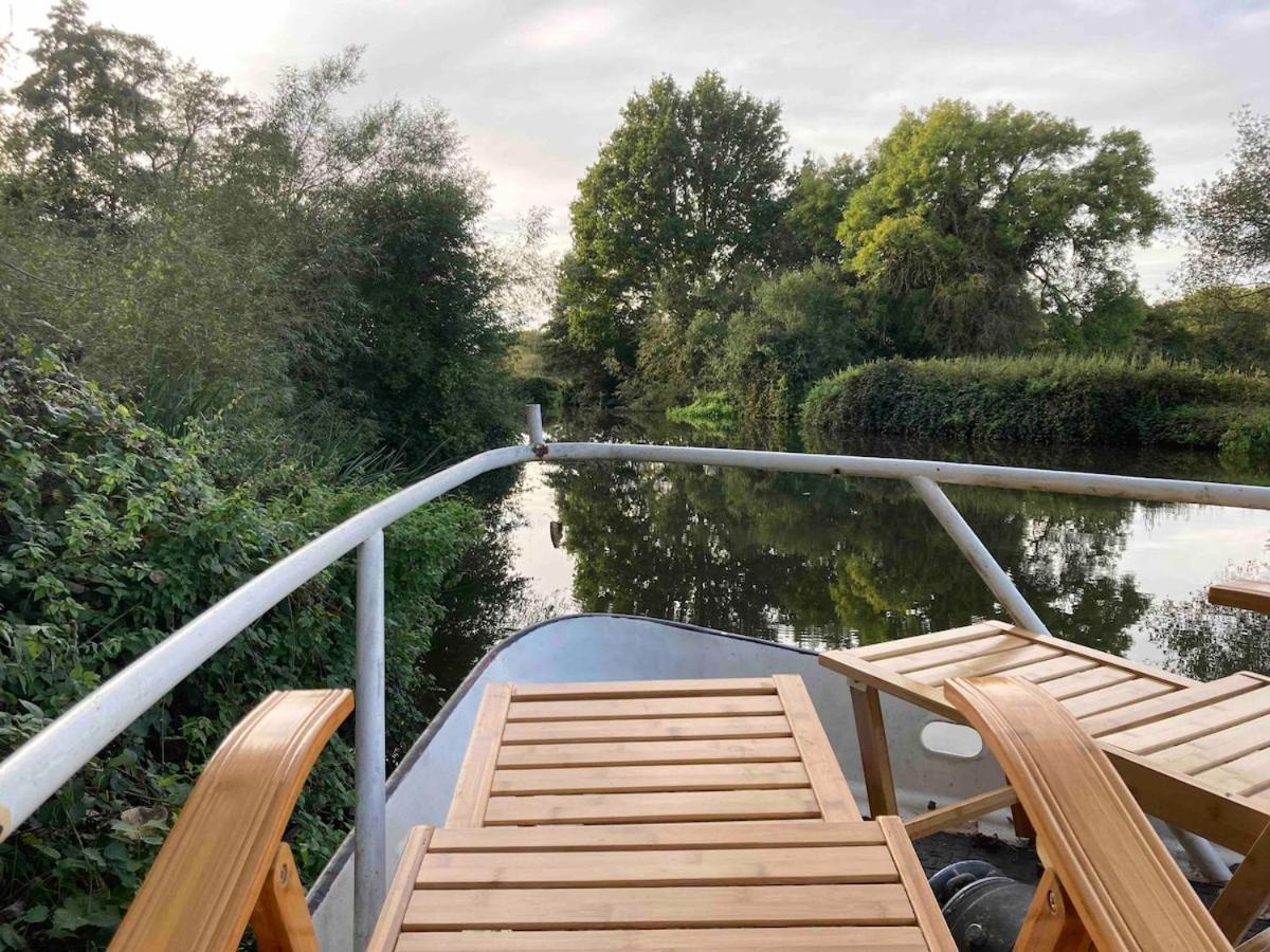 Dutch Cruiser Ship On A Tranquil Secluded River Tonbridge Eksteriør bilde