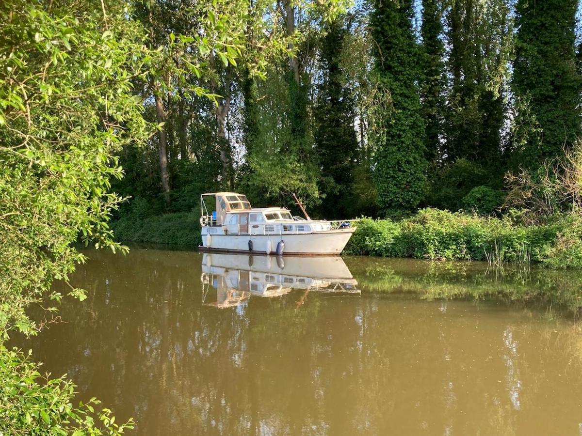 Dutch Cruiser Ship On A Tranquil Secluded River Tonbridge Eksteriør bilde