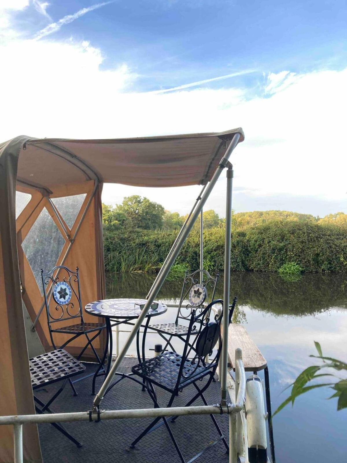 Dutch Cruiser Ship On A Tranquil Secluded River Tonbridge Eksteriør bilde