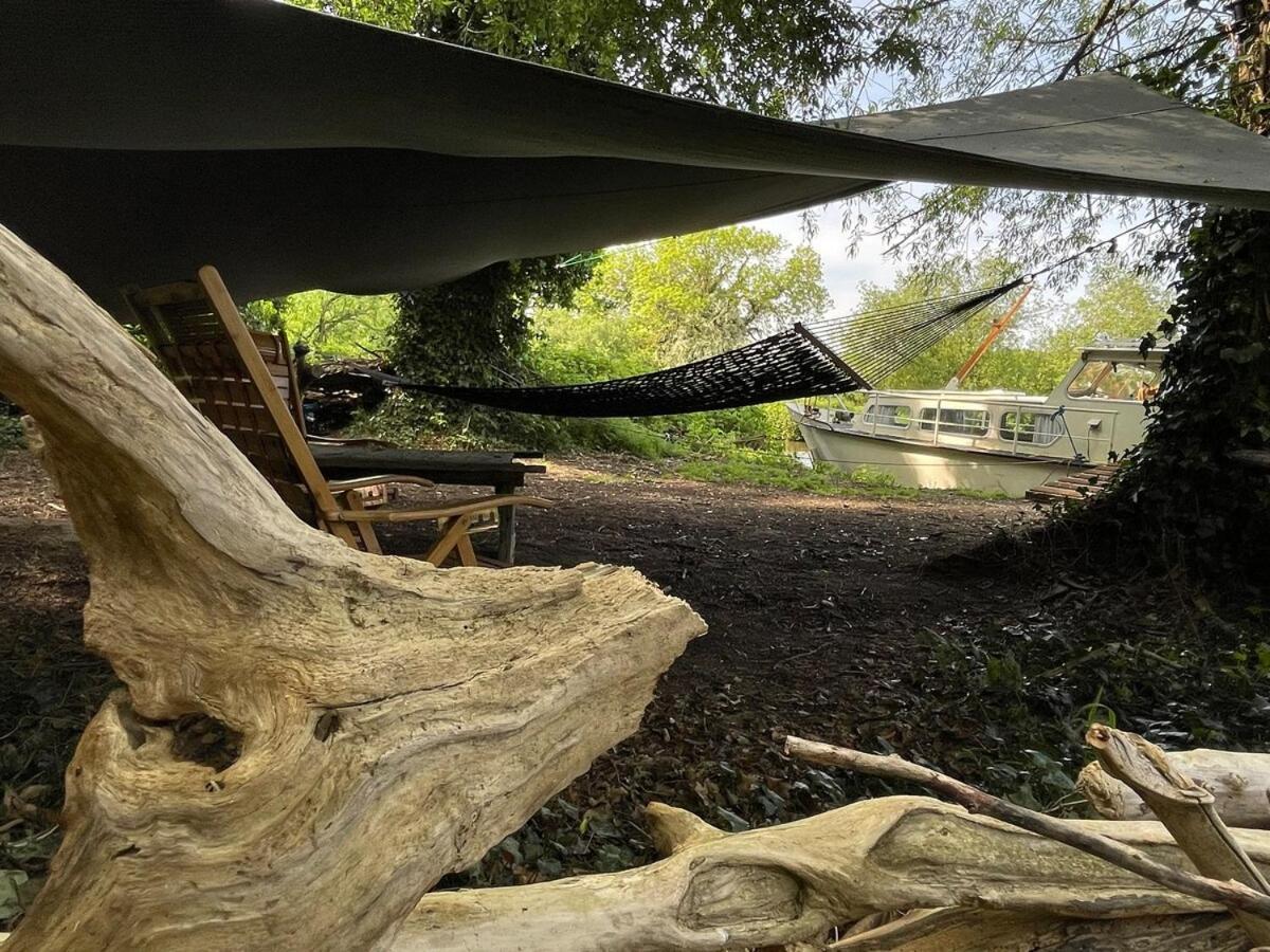 Dutch Cruiser Ship On A Tranquil Secluded River Tonbridge Eksteriør bilde