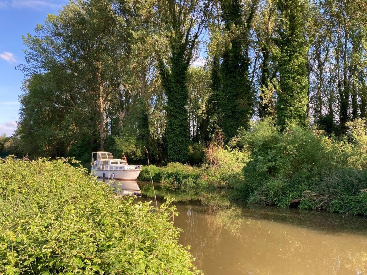 Dutch Cruiser Ship On A Tranquil Secluded River Tonbridge Eksteriør bilde