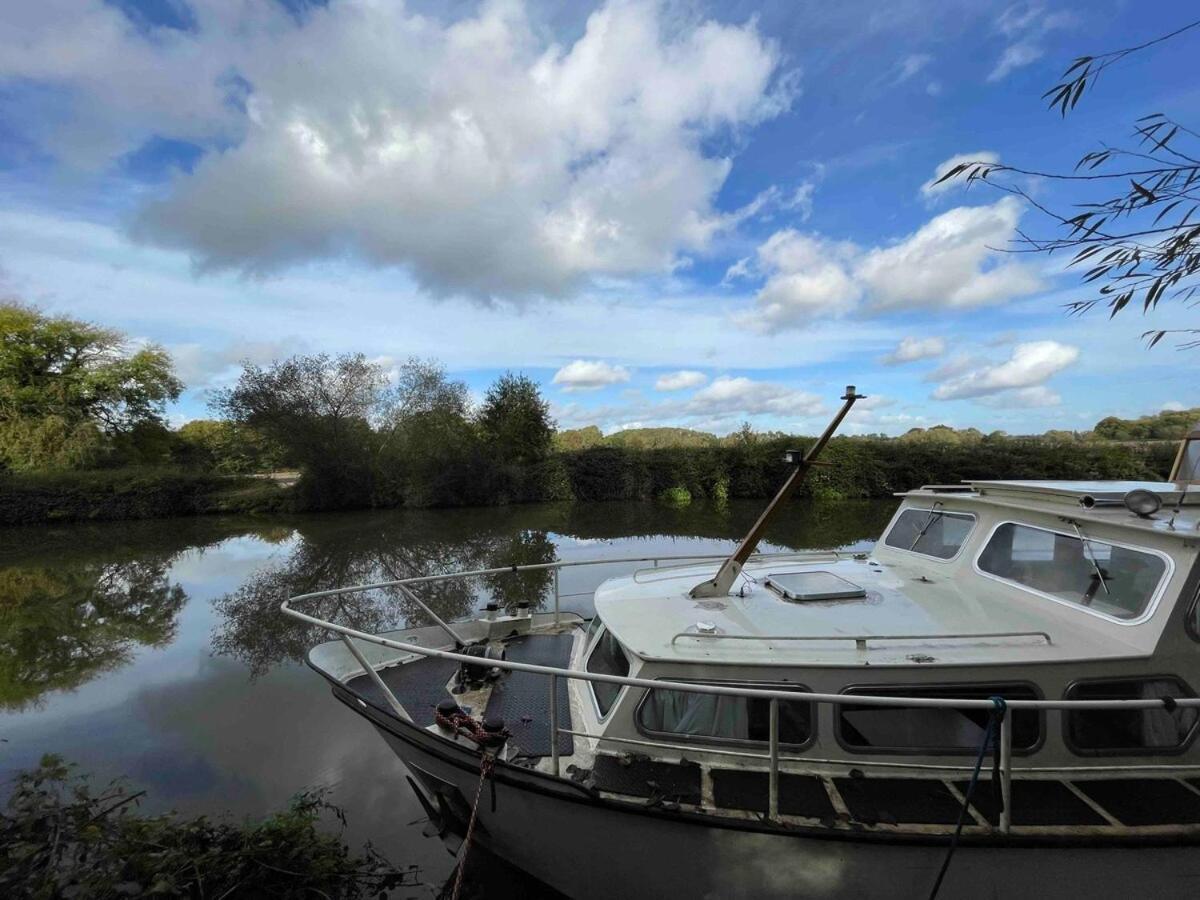 Dutch Cruiser Ship On A Tranquil Secluded River Tonbridge Eksteriør bilde