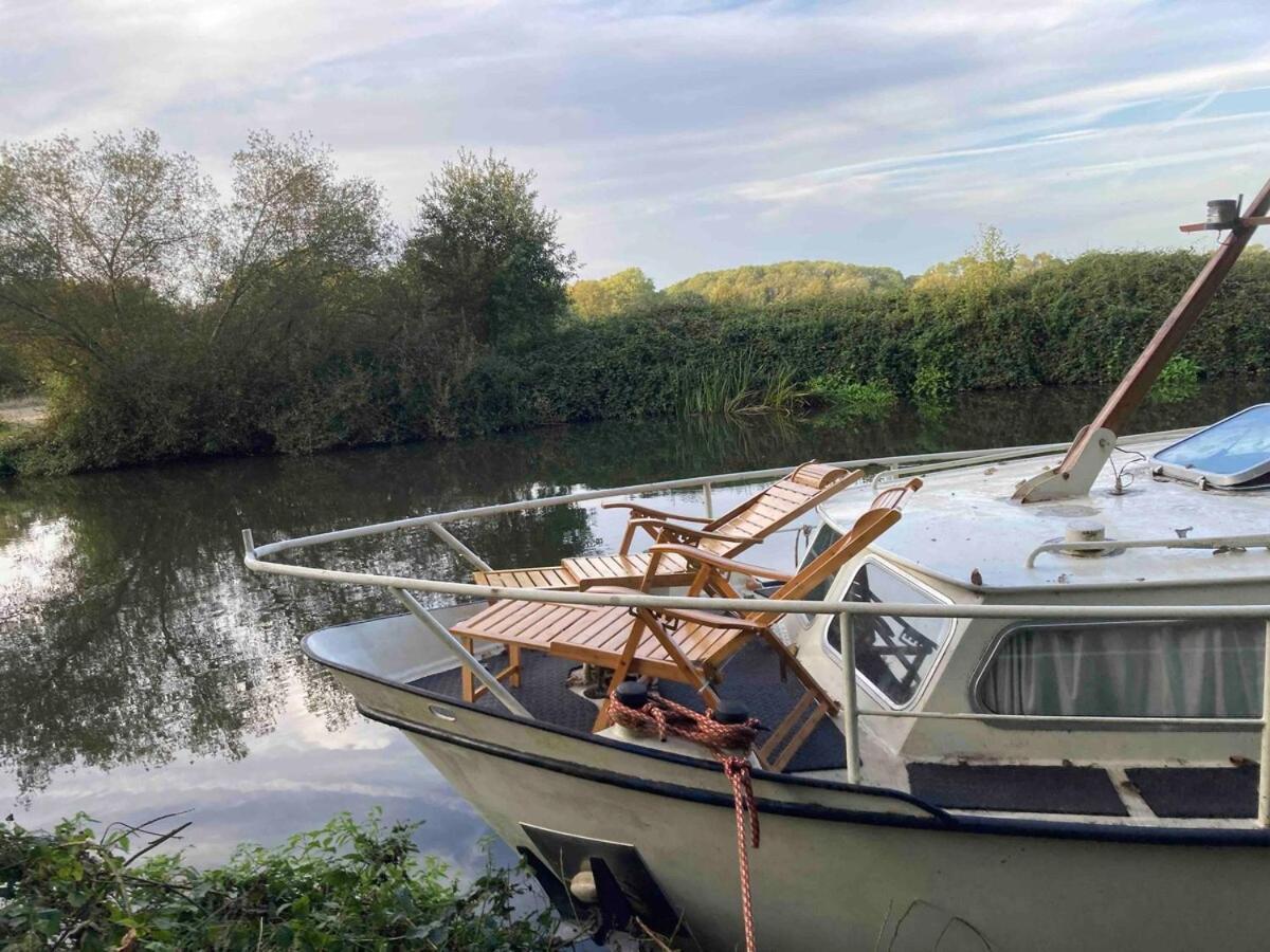 Dutch Cruiser Ship On A Tranquil Secluded River Tonbridge Eksteriør bilde