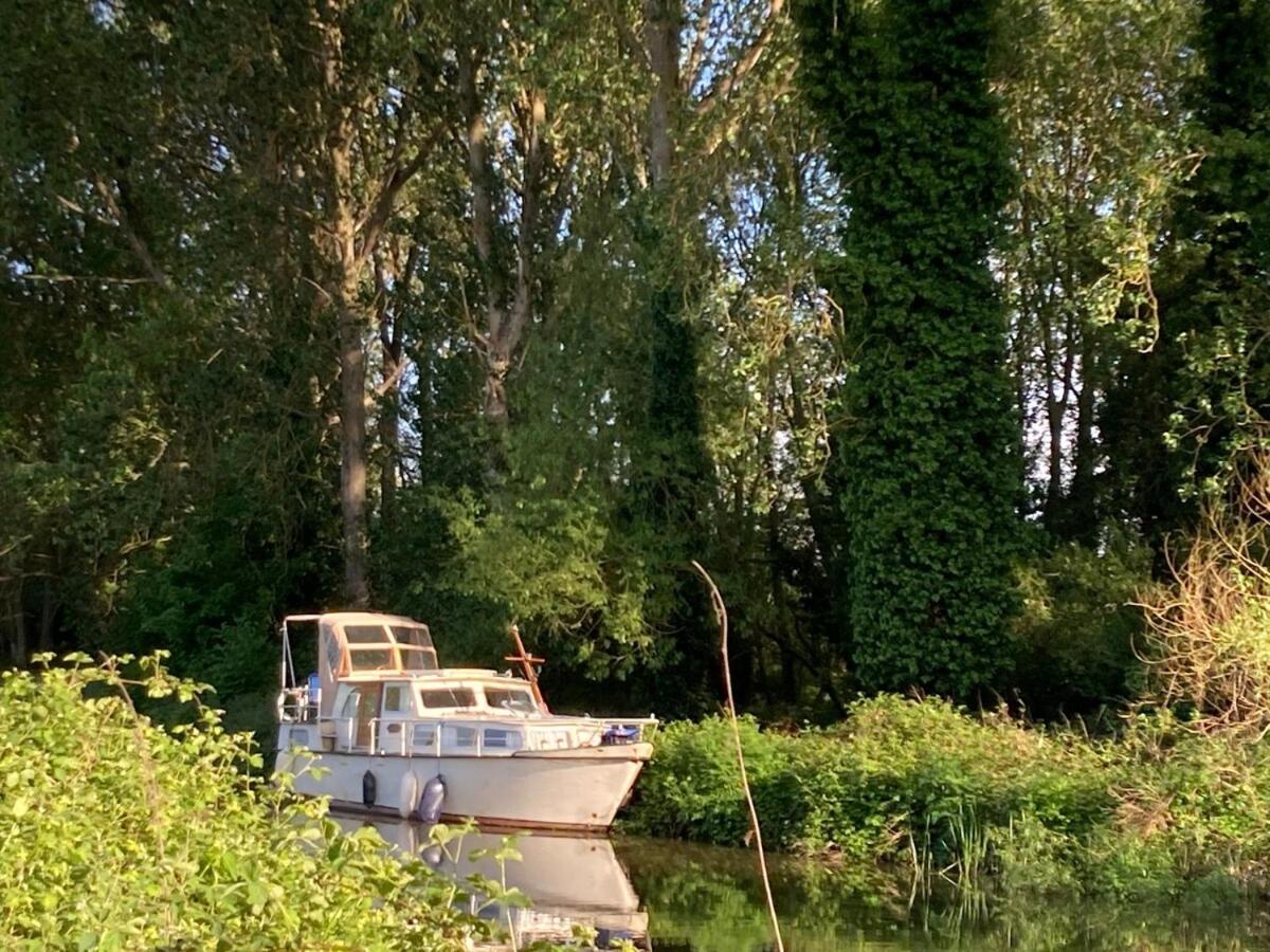 Dutch Cruiser Ship On A Tranquil Secluded River Tonbridge Eksteriør bilde