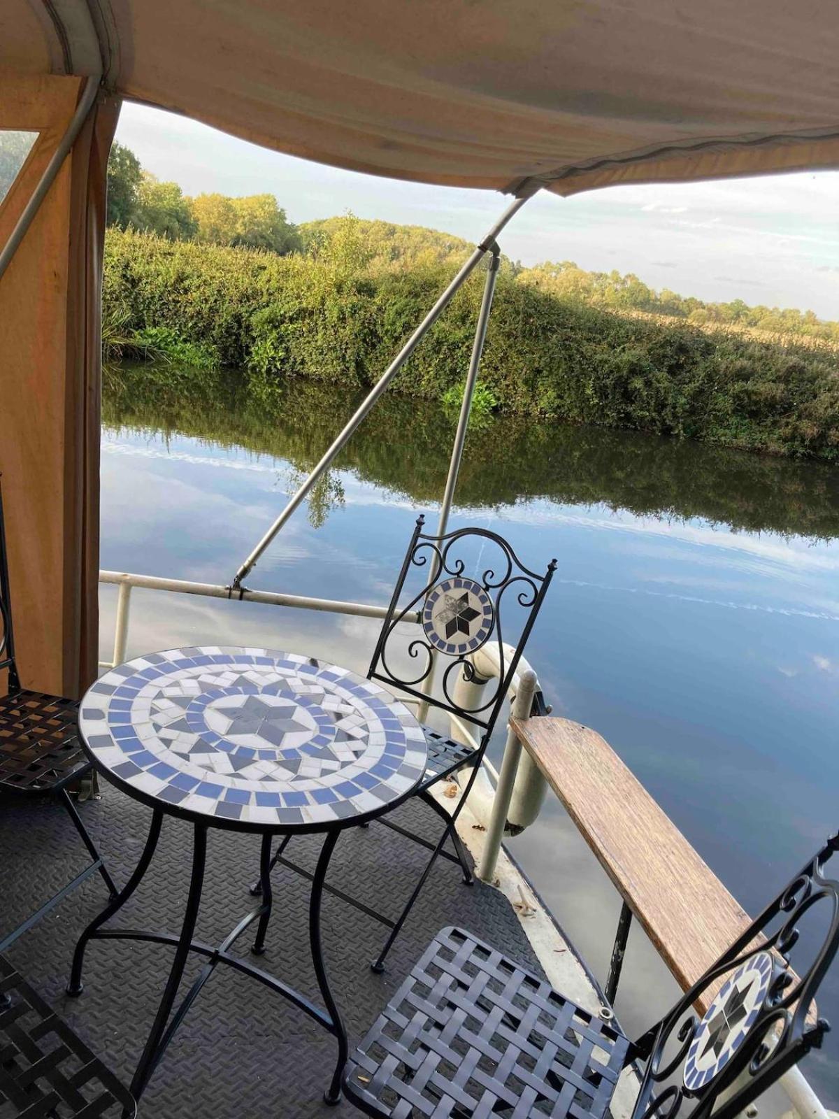 Dutch Cruiser Ship On A Tranquil Secluded River Tonbridge Eksteriør bilde